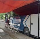 Warga mengantre untuk melakukan perpanjangan SIM melalui layanan SIM Keliling yang digelar di Jalan Hertasning, Kota Makassar, Selasa (10/3/2026). Layanan ini mendapat apresiasi masyarakat karena prosesnya cepat, mudah, dan membantu.