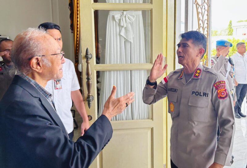 Kapolda Aceh Marzuki Ali Basyah bersilaturahmi dengan Wali Nanggroe Aceh Malik Mahmud Al-Haythar di Kantor Lembaga Wali Nanggroe Aceh, Aceh Besar, Selasa (10/3/2026), dalam rangka mempererat sinergitas menjaga stabilitas keamanan dan persatuan masyarakat Aceh di bulan Ramadan.