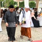 Bupati Aceh Besar, H Muharram Idris menyambut kehadiran Pimpinan Dayah Ulee Titi, Abu. H. Athaillah lshak Al-Amiry (Abu Ulee Titi) pada kegiatan Emplementasi Beut Kitab Bak Sikulah, Santunan Anak Yatim dan Buka Puasa Bersama di Halaman Dekranasda, Gampong Gani, Kecmatan Ingin Jaya, Aceh Besar, Selasa (10/03/2026). FOTO/MC ACEH BESAR