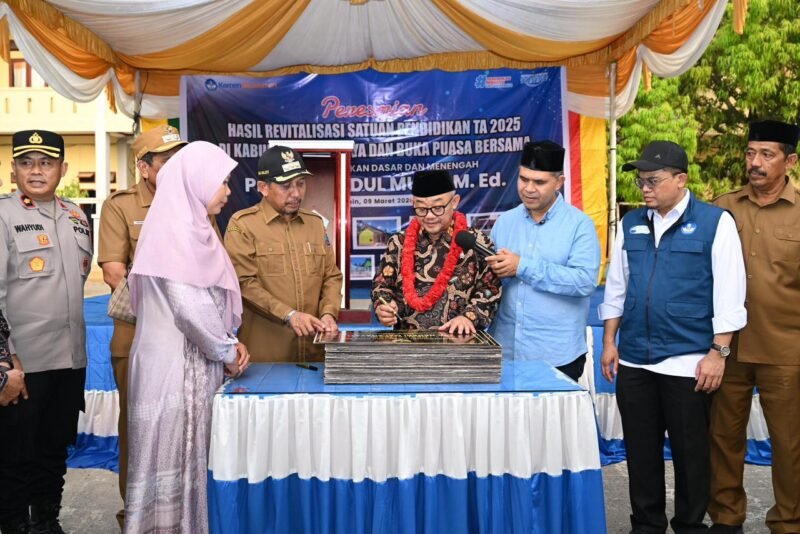 Kepala Dinas Pendidikan Aceh Murthalamuddin bersama Menteri Pendidikan Dasar dan Menengah Abdul Mu’ti meresmikan 29 sekolah hasil program revitalisasi di SMA Negeri 1 Meureudu, Kabupaten Pidie Jaya, sebagai bagian dari upaya pemulihan dan peningkatan kualitas pendidikan pascabencana di Aceh.(10/3/2026).