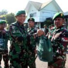 Komandan Kodim (Dandim) 0101/Kota Banda Aceh, Kolonel Inf Faurizal Noerdin, S.Sos., M.Sc, menyerahkan langsung paket bingkisan tersebut kepada perwakilan prajurit dan Pegawai Negeri Sipil (PNS) di lingkungan Kodim.(11/3/2026)