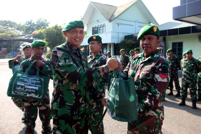 Komandan Kodim (Dandim) 0101/Kota Banda Aceh, Kolonel Inf Faurizal Noerdin, S.Sos., M.Sc, menyerahkan langsung paket bingkisan tersebut kepada perwakilan prajurit dan Pegawai Negeri Sipil (PNS) di lingkungan Kodim.(11/3/2026)
