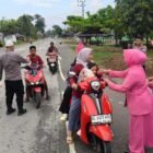 Personel Polsek Baktiya Barat bersama Bhayangkari Ranting Baktiya Barat membagikan paket takjil kepada pengguna jalan dan warga sekitar di depan Mapolsek Baktiya Barat, Aceh Utara, Rabu (11/3/2025). Kegiatan tersebut merupakan bentuk kepedulian Polri kepada masyarakat di bulan suci Ramadhan.