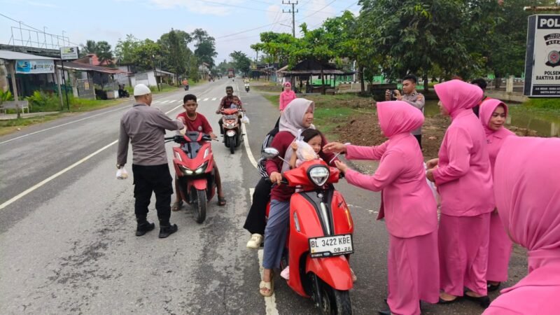 Personel Polsek Baktiya Barat bersama Bhayangkari Ranting Baktiya Barat membagikan paket takjil kepada pengguna jalan dan warga sekitar di depan Mapolsek Baktiya Barat, Aceh Utara, Rabu (11/3/2025). Kegiatan tersebut merupakan bentuk kepedulian Polri kepada masyarakat di bulan suci Ramadhan.