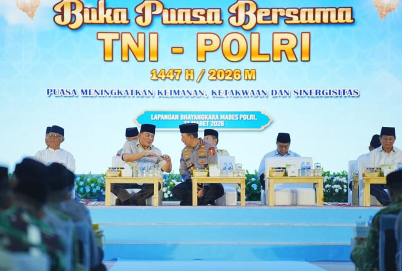 Kapolri Listyo Sigit Prabowo menyampaikan arahan saat kegiatan buka puasa bersama TNI–Polri di Lapangan Bhayangkara, Jakarta Selatan, Rabu (11/3/2026), sekaligus menegaskan komitmen TNI–Polri untuk mengawal dan menyukseskan program Presiden Prabowo Subianto.