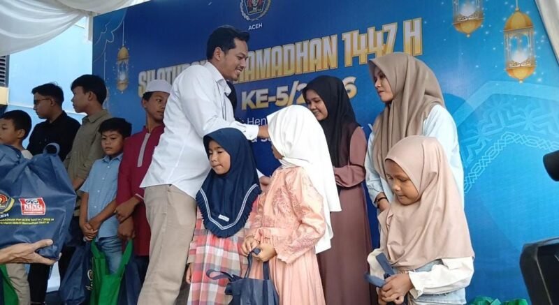 Kepala Unit Kehumasan Bank Indonesia Perwakilan Aceh, Langitantyo T. Gezar, menyerahkan santunan kepada anak yatim pada acara Silaturahmi Ramadhan PWI Aceh di Banda Aceh, Rabu (11/3/2026).