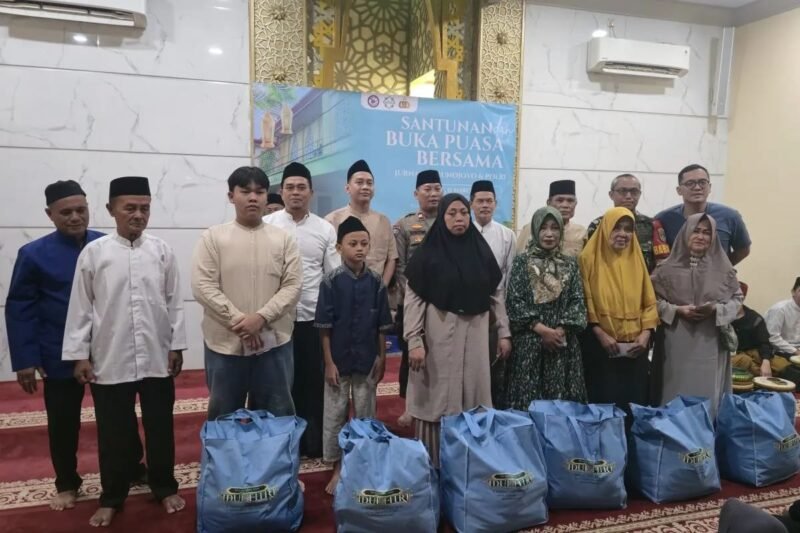 Perwakilan Mabes Polri bersama Jurnalis Trunojoyo menyerahkan santunan dan paket sembako kepada anak yatim piatu dan kaum duafa di Masjid Al Ikhlas, Joglo, Jakarta Barat, sebagai bentuk kepedulian sosial di bulan suci Ramadan.(11/3/2026)
