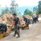 Personel TNI dari Kodim 0106/Aceh Tengah bersama prajurit Yonif TP 854/Dharma Kersaka membersihkan material longsor yang menutupi badan jalan di ruas Takengon–Bintang, Dusun Kalang, Kecamatan Lut Tawar, Aceh Tengah, Rabu (11/3/2026),