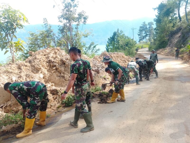 Personel TNI dari Kodim 0106/Aceh Tengah bersama prajurit Yonif TP 854/Dharma Kersaka membersihkan material longsor yang menutupi badan jalan di ruas Takengon–Bintang, Dusun Kalang, Kecamatan Lut Tawar, Aceh Tengah, Rabu (11/3/2026),