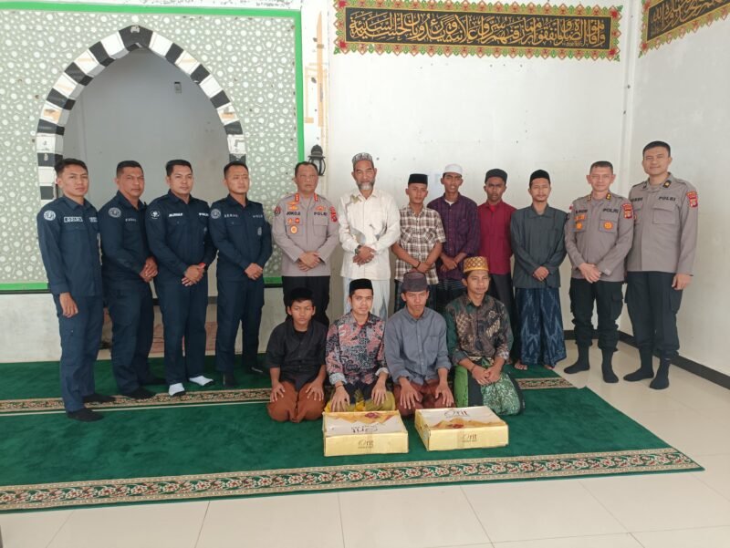 Kabid Humas Polda Aceh Joko Krisdiyanto menyerahkan bantuan kurma dari Kapolda Aceh Marzuki Ali Basyah kepada Wakil Pimpinan Dayah Mini Aceh Tgk. Zainudin Ubit saat kunjungan silaturahmi di Dayah Mini Aceh, Gampong Alue Naga, Banda Aceh, Kamis (12/3/2026).