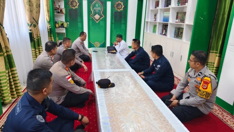 Kabid Humas Polda Aceh Kombes Pol. Joko Krisdiyanto menyerahkan secara simbolis bantuan kurma dari Kapolda Aceh Irjen Pol. Marzuki Ali Basyah kepada pimpinan Pondok Pesantren Terpadu Markaz Al-Ishlah Al-Aziziyah, Tgk. H. Tu Bulqaini Tanjoengan, saat kegiatan silaturahmi Ramadan di Kecamatan Lueng Bata, Banda Aceh, Kamis (12/3/2026).