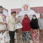 Wakil Gubernur Aceh Fadhlullah didampingi Bupati Pidie Jaya Sibral Malasyi menyerahkan santunan kepada anak yatim dan bantuan bagi korban banjir saat kegiatan buka puasa bersama yang digelar Partai Gerindra Aceh di huntara Gedung MTQ Pidie Jaya, Selasa (10/3/2026).