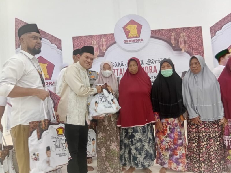 Wakil Gubernur Aceh Fadhlullah didampingi Bupati Pidie Jaya Sibral Malasyi menyerahkan santunan kepada anak yatim dan bantuan bagi korban banjir saat kegiatan buka puasa bersama yang digelar Partai Gerindra Aceh di huntara Gedung MTQ Pidie Jaya, Selasa (10/3/2026).