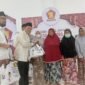 Wakil Gubernur Aceh Fadhlullah didampingi Bupati Pidie Jaya Sibral Malasyi menyerahkan santunan kepada anak yatim dan bantuan bagi korban banjir saat kegiatan buka puasa bersama yang digelar Partai Gerindra Aceh di huntara Gedung MTQ Pidie Jaya, Selasa (10/3/2026).