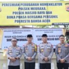 Wakapolda Aceh Brigjen Pol. Ari Wahyu Widodo didampingi Kapolresta Banda Aceh Kombes Pol. Andi Kirana meresmikan perubahan nomenklatur Polsek Ulee Lheue menjadi Polsek Meuraxa di Banda Aceh, Kamis (12/3/2026).