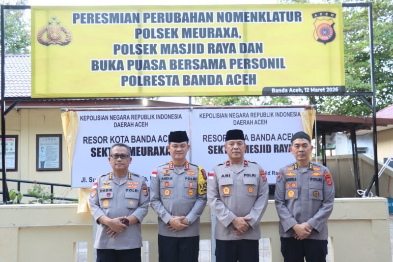 Wakapolda Aceh Brigjen Pol. Ari Wahyu Widodo didampingi Kapolresta Banda Aceh Kombes Pol. Andi Kirana meresmikan perubahan nomenklatur Polsek Ulee Lheue menjadi Polsek Meuraxa di Banda Aceh, Kamis (12/3/2026).