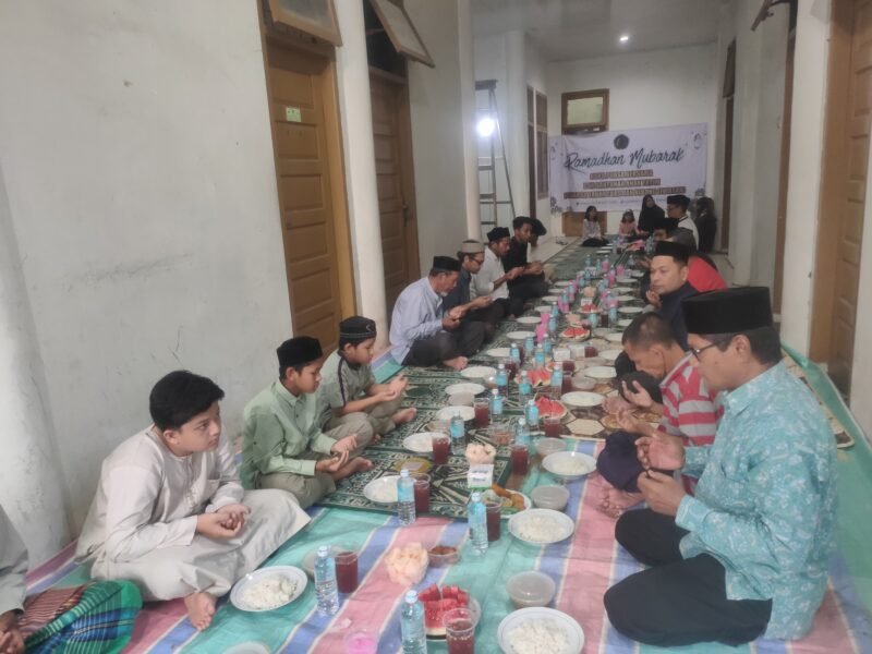 Ketua IWATAN, Musafaruddin (tengah), didampingi pengurus lainnya saat menyerahkan santunan kepada anak yatim dalam acara buka puasa bersama di Asrama IWATAN, Peurada, Banda Aceh, Kamis (12/3/2026).