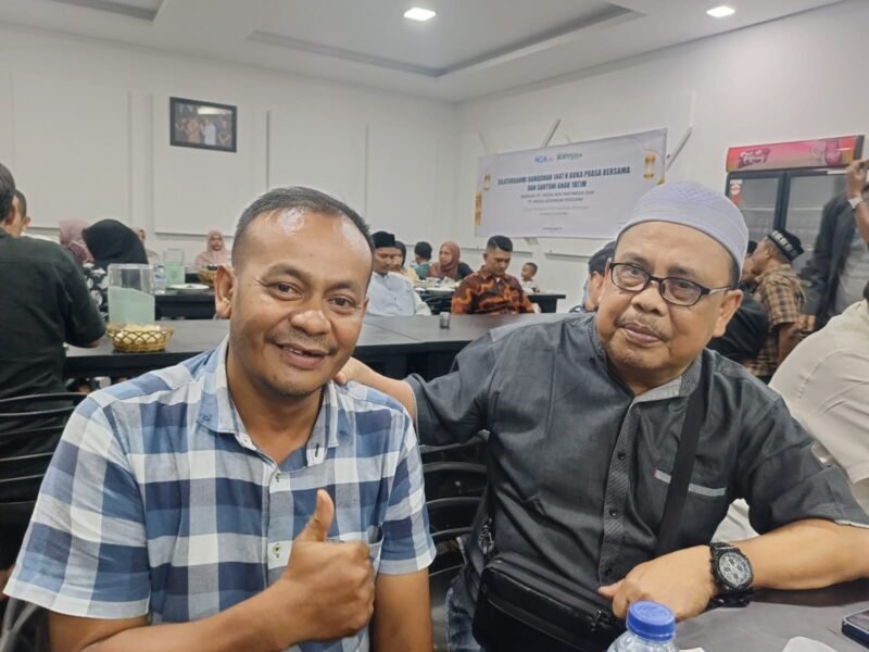 Ketua PWI Aceh M. Nasir Nurdin bersama Sayid Saiful saat menghadiri kegiatan silaturahmi dan buka puasa bersama di Banda Aceh, Jumat (13/3/2026).