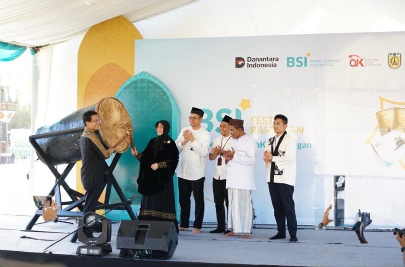 Wali Kota Banda Aceh Illiza Saaduddin Djamal secara resmi membuka BSI Fest Ramadan 1447 H yang digelar PT Bank Syariah Indonesia Tbk Regional Aceh di kawasan Masjid Raya Baiturrahman, Banda Aceh, Kamis (12/3/2026). Kegiatan ini menghadirkan kajian Ramadan, bazar UMKM, kuliner berbuka, hingga santunan anak yatim.