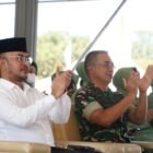Pangdam Kodam Iskandar Muda Joko Hadi Susilo bersama Ketua Persit Kartika Chandra Kirana Daerah Iskandar Muda meninjau pelaksanaan bazar Ramadhan yang digelar di Lapangan Blang Padang, Jumat (13/3/2026), sebagai upaya membantu masyarakat mendapatkan kebutuhan pokok dengan harga terjangkau menjelang Idul Fitri.