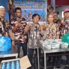 Pengurus GM FKPPI Rayon dan Sub Rayon Pusat Pasar Medan Kota membagikan ratusan takjil gratis kepada masyarakat di kawasan Jalan Utama Pusat Pasar Medan, Jumat (13/3/2026), sebagai bentuk kepedulian sosial di bulan suci Ramadan.