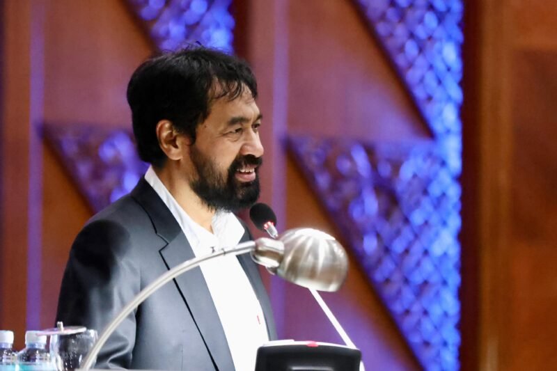 Gubernur Aceh Muzakir Manaf menyampaikan bahwa Pemerintah Aceh mulai mencairkan Tunjangan Hari Raya (THR) bagi 41.410 ASN dengan total anggaran mencapai Rp205,7 miliar yang bersumber dari APBA 2026. Pencairan tersebut diharapkan dapat membantu kebutuhan ASN selama Ramadhan sekaligus mendorong perputaran ekonomi daerah menjelang Idul Fitri.(13/3/2026)