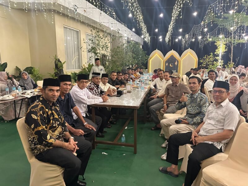 Pengurus HIKMAS Banda Aceh bersama tokoh masyarakat dan mahasiswa asal Seunuddon saat menghadiri acara silaturahmi dan buka puasa bersama di Banda Aceh, yang juga membahas rencana gotong royong pembangunan asrama Seunuddon bagi mahasiswa.(13/3/2026)