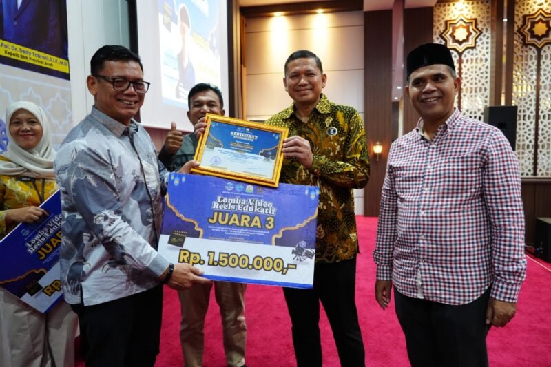 Kepala Dinas Pendidikan Aceh bersama Kepala BNN Provinsi Aceh menyerahkan hadiah kepada para pemenang lomba video reels edukatif Ananda Bersinar bertema “Isi Ramadan dengan Prestasi, Jauhi Narkoba” di Aula Disdik Aceh, Jumat (13/3/2026).