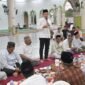 Wakil Gubernur Aceh Fadhlullah berbuka puasa bersama ratusan masyarakat di Gampong Teupin Raya, Kabupaten Pidie, Jumat (13/3/2026). Kegiatan yang berlangsung di Masjid Darussaadah itu turut dihadiri sejumlah anggota DPRA, tokoh Komite Peralihan Aceh (KPA), serta tokoh masyarakat setempat.