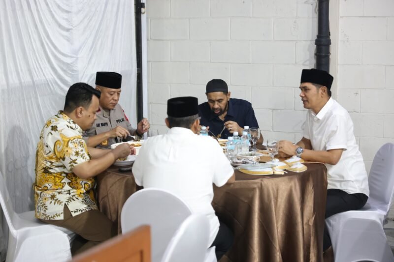 Gubernur Aceh Muzakir Manaf dan Wakapolda Aceh, serta wakajati aceh hadir dalam acara buka puasa bersama yang penuh kehangatan di rumah dinas Sekda Aceh M. Nasir di Banda Aceh, Jumat (13/3/2026).
