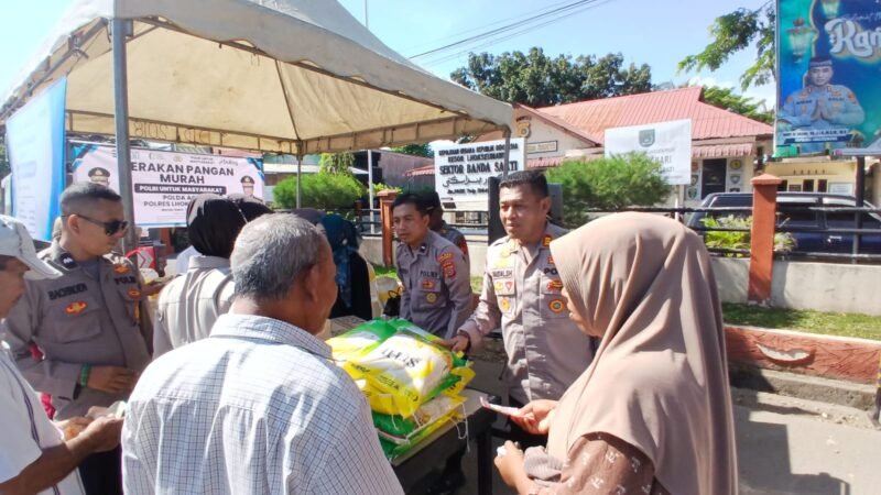 Polres Lhokseumawe bersama Bulog dan instansi terkait menggelar Gerakan Pangan Murah di depan Mapolsek Banda Sakti, Jumat (13/3/2026), dengan menjual beras SPHP dan minyak goreng di bawah harga pasar guna membantu masyarakat serta menjaga stabilitas harga pangan.