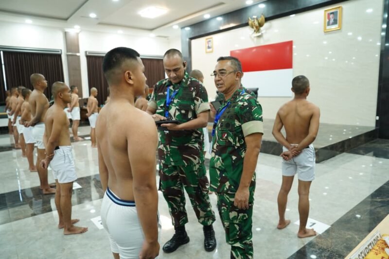 Pangdam Iskandar Muda, Mayjen TNI Joko Hadi Susilo, S.I.P., memimpin Sidang Pantukhir Tingkat Pusat Penerimaan Calon Tamtama Prajurit Karier (Cata PK) TNI AD Gelombang I TA 2026 di Aula Gedung Malahayati Makodam IM, Banda Aceh, Jumat (13/3/2026).