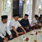 Wakil Bupati Aceh Besar Syukri didampingi Camat Blang Bintang Subhan, SE, MM bersilaturahmi dengan masyarakat Kemukiman Sungai Makmur dalam kegiatan Safari Ramadhan yang digelar Forkopimcam Blang Bintang di Masjid Baitul Makmur, Kecamatan Blang Bintang, Aceh Besar, Jumat (13/03/2026).