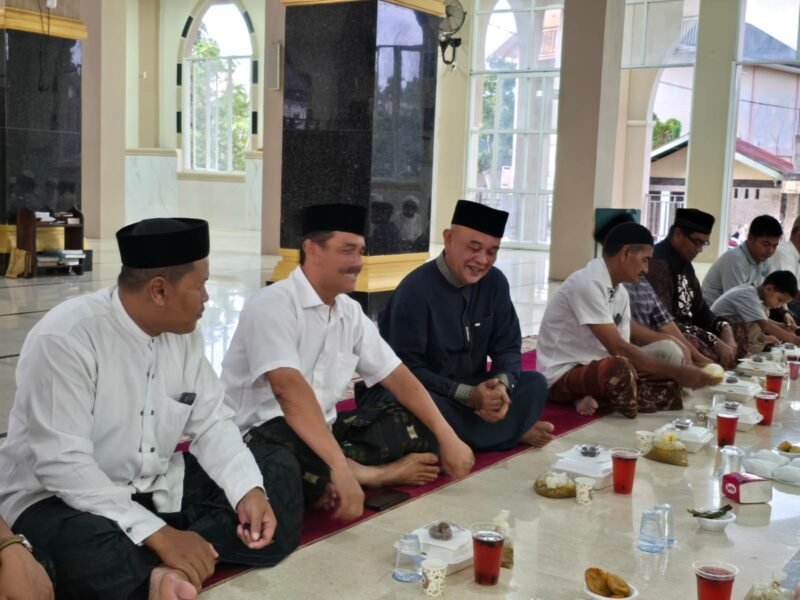 Wakil Bupati Aceh Besar Syukri didampingi Camat Blang Bintang Subhan, SE, MM bersilaturahmi dengan masyarakat Kemukiman Sungai Makmur dalam kegiatan Safari Ramadhan yang digelar Forkopimcam Blang Bintang di Masjid Baitul Makmur, Kecamatan Blang Bintang, Aceh Besar, Jumat (13/03/2026).