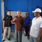 Plt Dirut PDAM Tirta Mountala Aceh Besar Ir Yusmadi MM bersama tim saat meninjau kondisi WTP di Mata Ie, Kecamatan Darul Imarah, Aceh Besar, Selasa (10/3/2026). FOTO/ MC ACEH BESAR