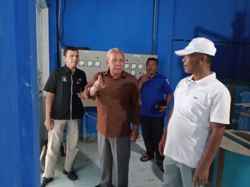 Plt Dirut PDAM Tirta Mountala Aceh Besar Ir Yusmadi MM bersama tim saat meninjau kondisi WTP di Mata Ie, Kecamatan Darul Imarah, Aceh Besar, Selasa (10/3/2026). FOTO/ MC ACEH BESAR