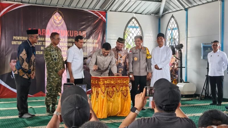 Menko Polkam Jenderal TNI (Purn) Djamari Chaniago didampingi Pangdam IM Mayjen TNI Joko Hadi Susilo, S.I.P., melakukan pengguntingan pita saat meresmikan Hunian Tetap (Huntap) di Gampong Kuala Cangkoy, Lapang, Aceh Utara, Sabtu (14/3/2026).