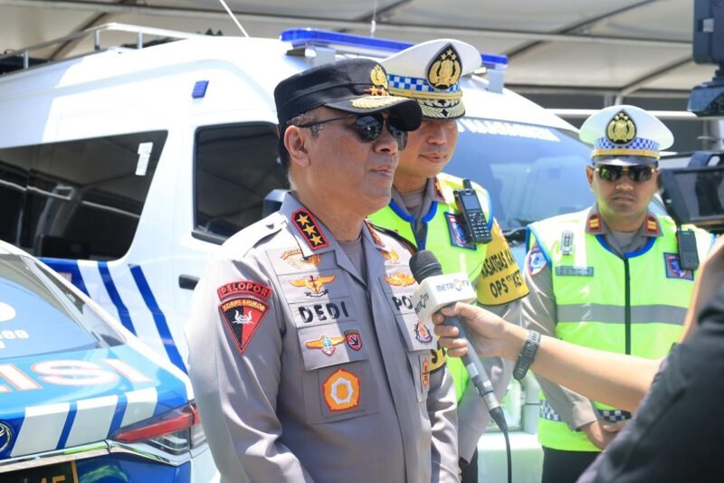 Wakapolri Dedi Prasetyo memantau langsung arus lalu lintas mudik Lebaran melalui udara dan Command Center KM 29 Tol Jakarta–Cikampek dalam rangka pelaksanaan Operasi Ketupat 2026, Sabtu (14/03/2026). Pemantauan dilakukan untuk memastikan arus kendaraan keluar dari Jakarta menuju berbagai jalur mudik tetap aman dan lancar.