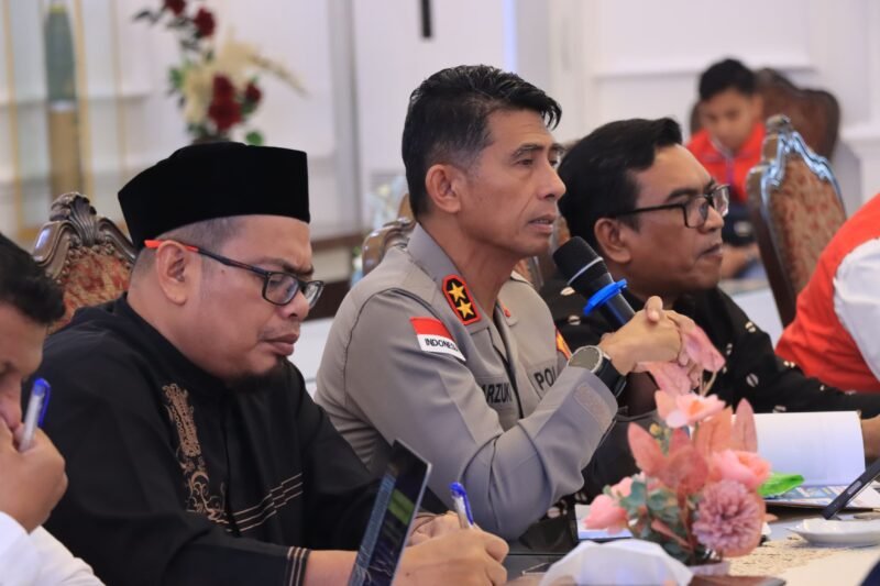 Wakil Gubernur Aceh, Fadhlullah SE, mendampingi Menteri Koordinator Bidang Politik dan Keamanan Republik Indonesia, Djamari Chaniago, meresmikan hunian tetap (Huntap) bagi masyarakat terdampak bencana hidrometeorologi di Desa Kuala Cangkoy, Kecamatan Lapang, Kabupaten Aceh Utara, Sabtu (14/3/2026).
