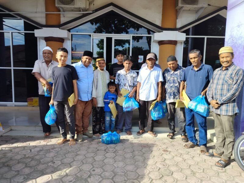 DPD Patriot Bela Nusantara (PBN) Aceh menyerahkan bantuan paket sembako dan kain sarung kepada anak yatim, kaum dhuafa, janda kurang mampu serta abang becak dalam kegiatan Berbagi Kasih menjelang Idul Fitri di Masjid Asrama TNI AD Kuta Alam, Banda Aceh, Sabtu (14/3/2026).