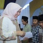 Ketua TP-PKK Aceh, Marlina Usman di dampingi Ketua Gekrafs Aceh menyantuni anak yatim pada acara buka puasa bersama di DPW Gekrafs Aceh di Banda Aceh, Sabtu, 14 Maret 2026.