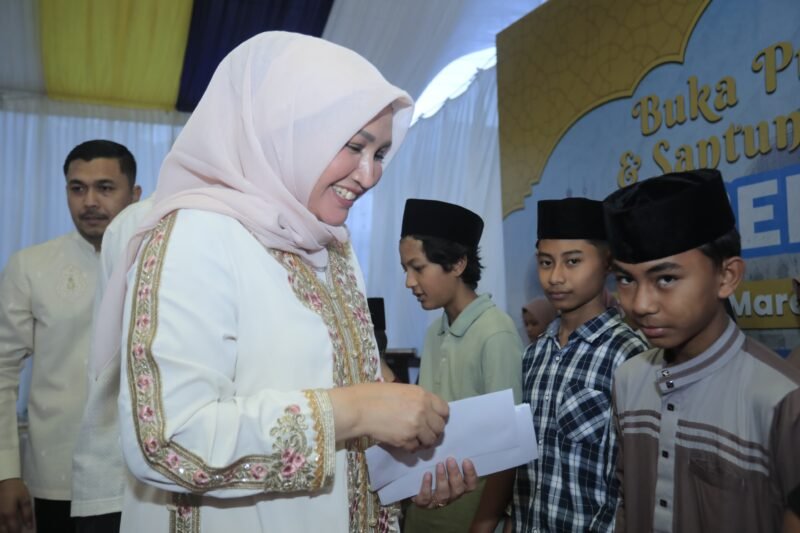 Ketua TP-PKK Aceh, Marlina Usman di dampingi Ketua Gekrafs Aceh menyantuni anak yatim pada acara buka puasa bersama di DPW Gekrafs Aceh di Banda Aceh, Sabtu, 14 Maret 2026.