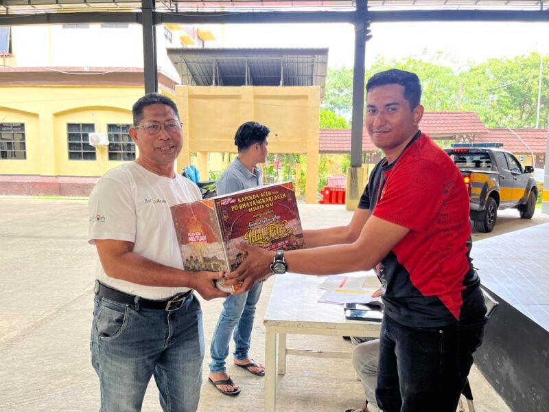 Bidhumas Polda Aceh menyerahkan bingkisan Lebaran dari Kapolda Aceh Irjen Pol. Drs. Marzuki Ali Basyah, M.M., kepada awak media di Mapolda Aceh, Sabtu (14/3/2026). Bingkisan tersebut diberikan sebagai bentuk apresiasi kepada insan pers yang selama ini menjadi mitra kepolisian dalam menyampaikan informasi kepada masyarakat.