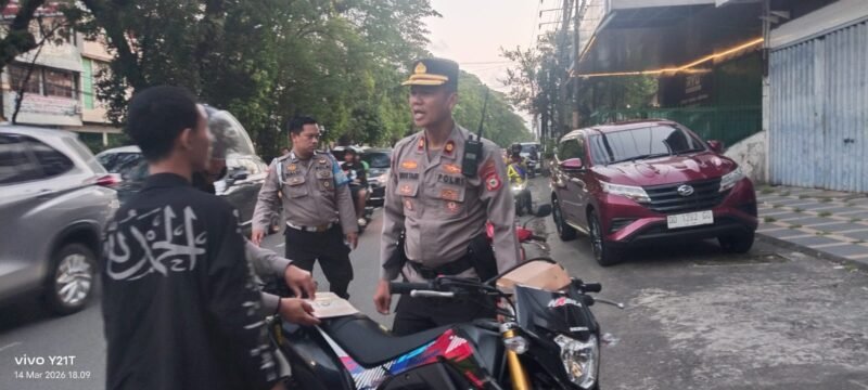 Personel Polsek Mamajang dipimpin Kapolsek Kompol Mustari Alam melaksanakan patroli kamtibmas menjelang waktu berbuka puasa di sejumlah ruas jalan di wilayah Mamajang, Makassar, Sabtu (14/3/2026).