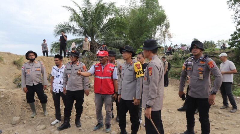 Kapolda Aceh Irjen Pol. Drs. Marzuki Ali Basyah, M.M., saat meninjau kondisi Jembatan Bailey milik Polri di Desa Lhok Cut, Kecamatan Sawang, Aceh Utara, Sabtu (14/3/2026).