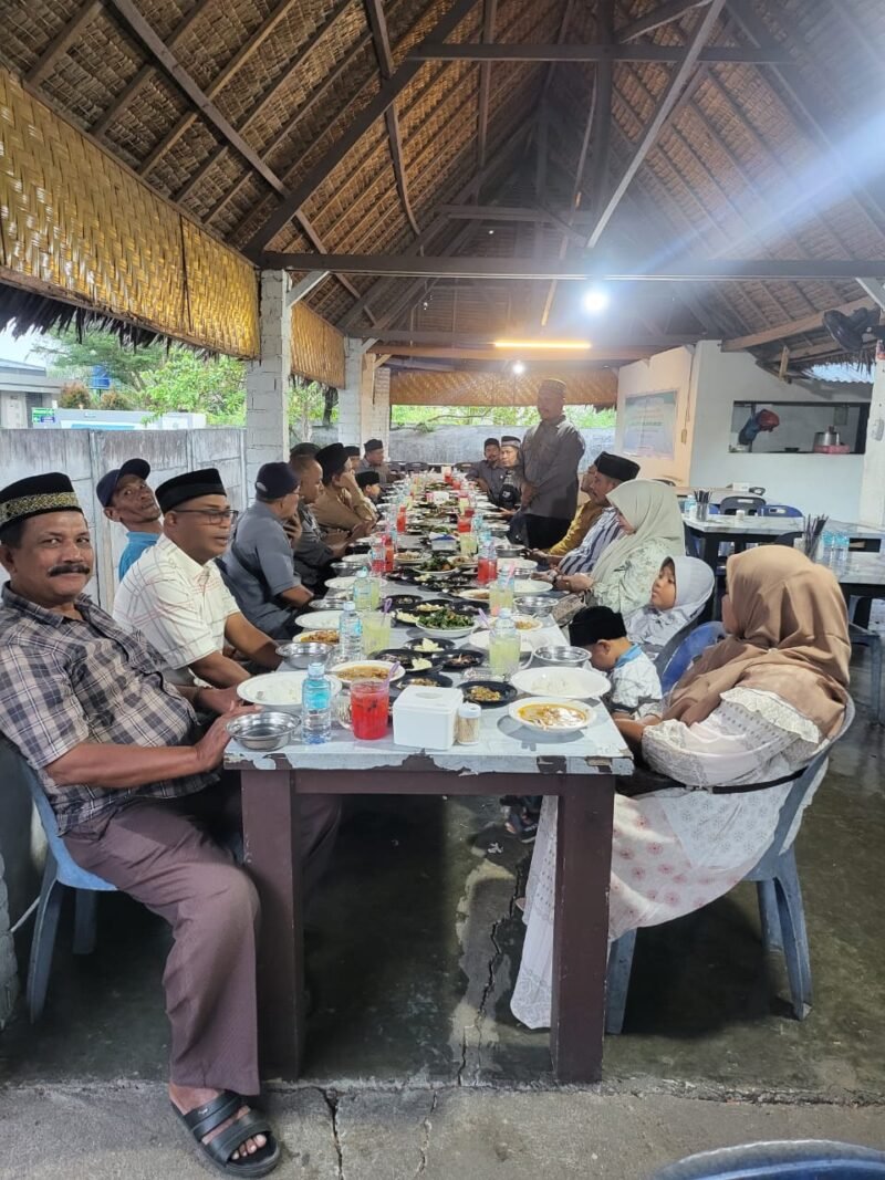 Pengurus dan anggota SPS Aceh bersama tamu undangan saat kegiatan buka puasa bersama dan penyerahan santunan kepada anak yatim yang digelar di Warung Dek Gam, Lampineng, Banda Aceh, Sabtu (14/3/2026). Acara ini menjadi momentum mempererat silaturahmi sekaligus memperkuat solidaritas insan pers di Aceh.