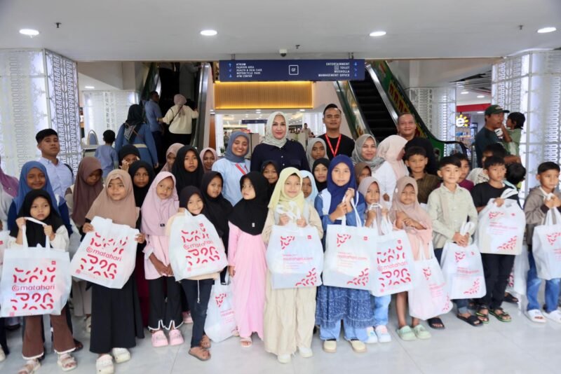 Ketua PKK Aceh Marlina Muzakir Belanja Pakaian Lebaran Bersama Anak Yatim, Fakir Miskin dari kab. Pidie
Plaza Aceh (Hermes Mall) Minggu, 15/3/2026, Banda Aceh