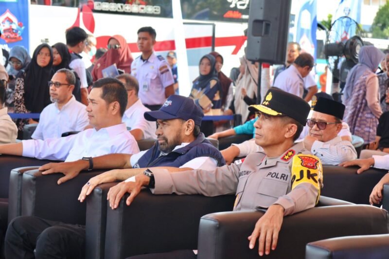Gubernur Aceh, H. Muzakir Manaf, bersama Kapolda Aceh Irjen Pol. Marzuki Ali Basyah dan jajaran Forkopimda Aceh saat melepas keberangkatan peserta Program Mudik Gratis Pemerintah Aceh Tahun 2026 di Depo Transkutaraja, Banda Aceh, Minggu (15/3/2026). Sebanyak 6.109 pemudik difasilitasi dalam program ini untuk merayakan Idul Fitri 1447 H di kampung halaman.