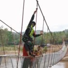 Personel TNI bersama warga Desa Meunasah Krueng, Kecamatan Peudada, Kabupaten Bireuen bergotong royong menyelesaikan pembangunan jembatan perintis yang dibangun untuk memulihkan akses transportasi masyarakat setelah jembatan lama rusak akibat bencana hidrometeorologi.(14/3/2026)