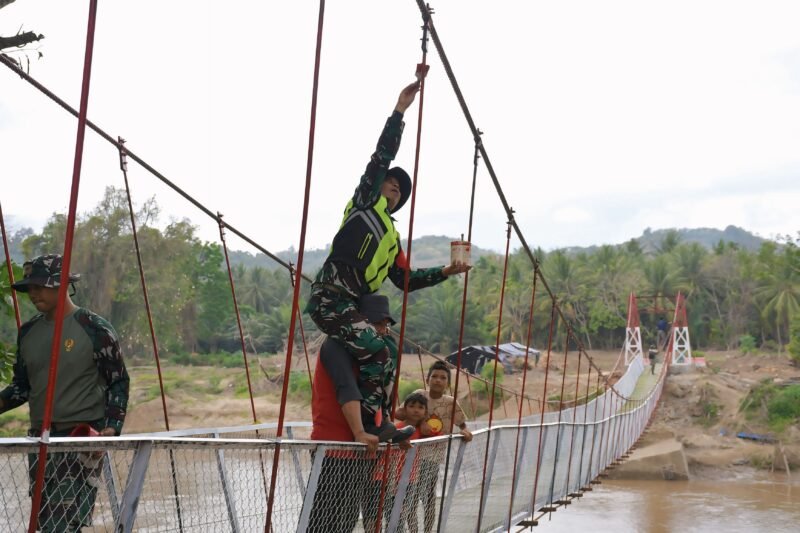 Personel TNI bersama warga Desa Meunasah Krueng, Kecamatan Peudada, Kabupaten Bireuen bergotong royong menyelesaikan pembangunan jembatan perintis yang dibangun untuk memulihkan akses transportasi masyarakat setelah jembatan lama rusak akibat bencana hidrometeorologi.(14/3/2026)